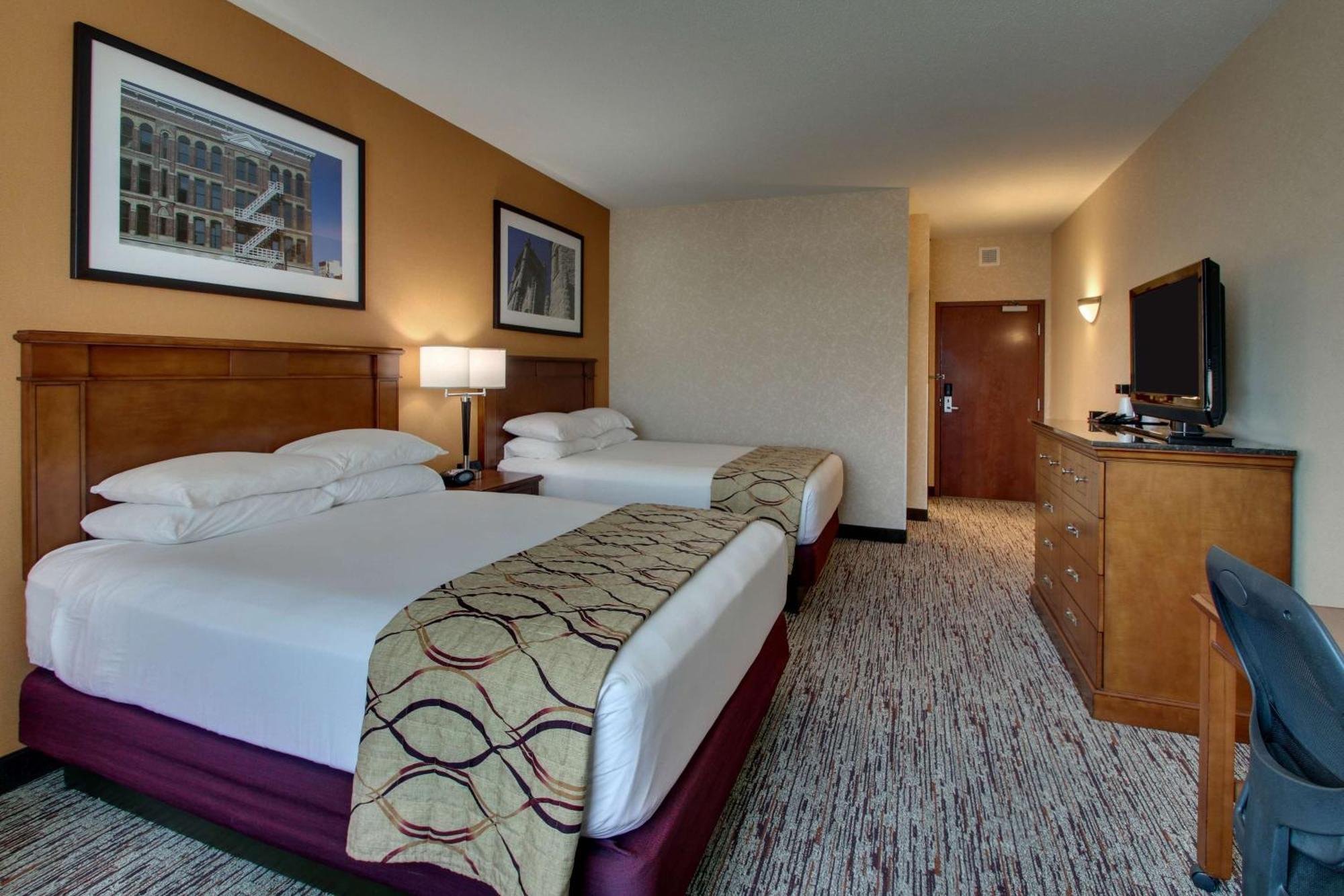 Drury Inn & Suites フィンレー エクステリア 写真